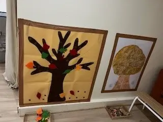 Arbre décoré de feuilles dans une installation automnale JEUXSENS.
