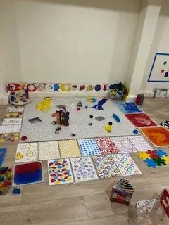 Installation artistique, motifs et matières multicolores.