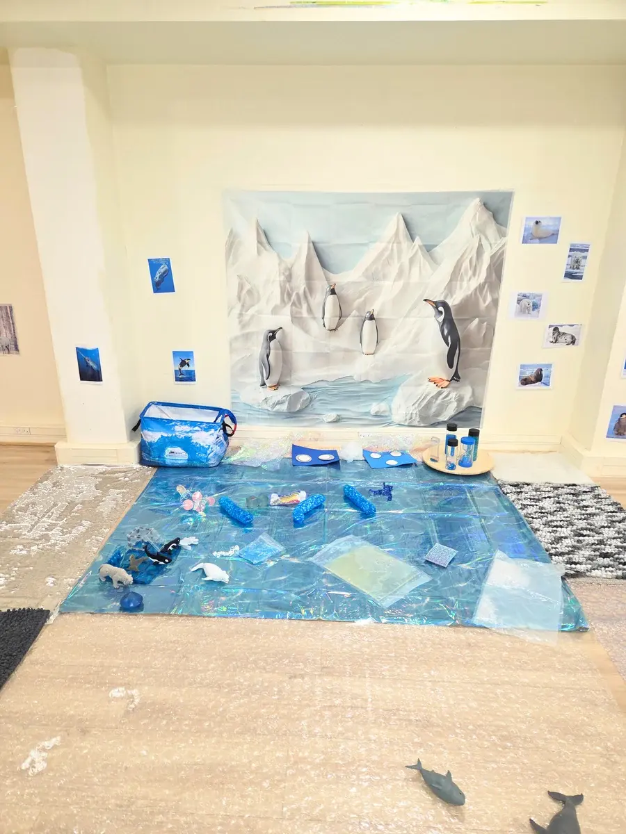 Paysage d’atelier hivernal, dalles blanches et rideaux bleus.