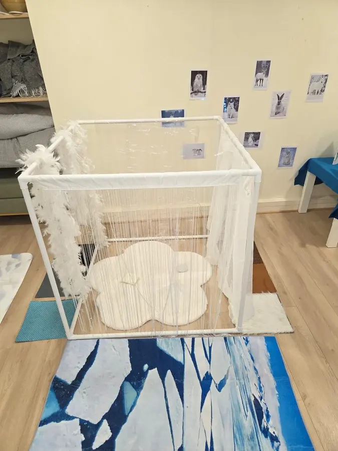 Une cabane et des fils suspendus composent un espace d’exploration hivernal JEUXSENS.